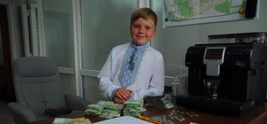 8-річний хлопчик зібрав понад 70 тисяч гривень для ЗСУ, гастролюючи Львівщиною