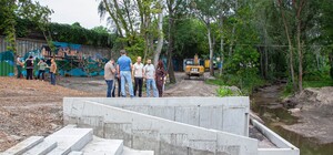 На реке Почайна появились лестница к воде и озеленение стен - фото