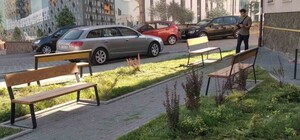 На Богдана Хмельницького у Львові встановили нові лавочки – фото і відео