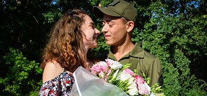 Нацгвардієць освідчився коханій на блокпосту у Запоріжжі (відео)