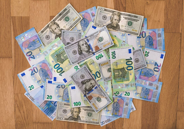 Курс валют в Украине 18 августа 2022: сколько стоит доллар и евро. 