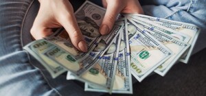 Курс валют в Україні 19 серпня 2022 року: скільки коштує долар і євро