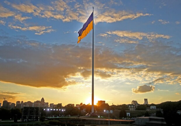 Самый большой флаг Украины в Киеве на склонах Днепра поменяют ко Дню государственного флага. 