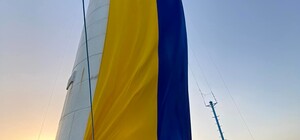 На Воронцовском маяке в Одессе развернули огромный флаг Украины