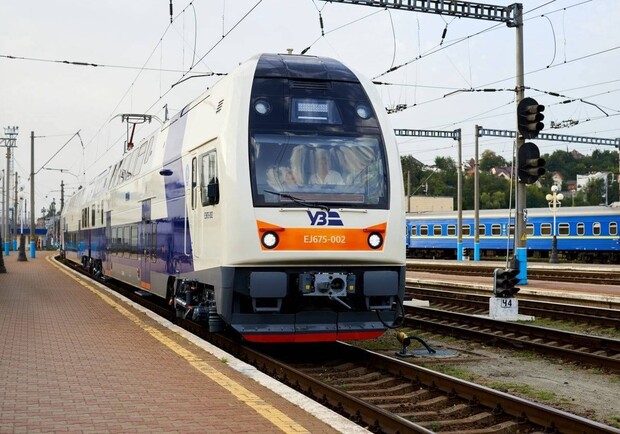 Из Киева в Луцк запустили двухэтажный поезд Skoda. 