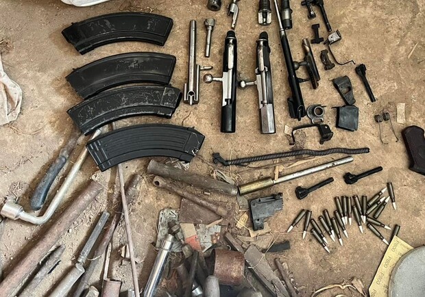 В Киеве 63-летний мужчина нелегально торговал оружием и боеприпасами. 