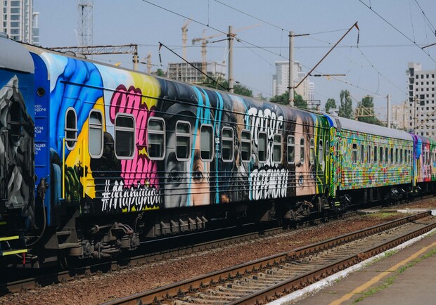 Из Киева в Закарпатье запустили ярко раскрашенный "Поезд к Победе" - фото. 