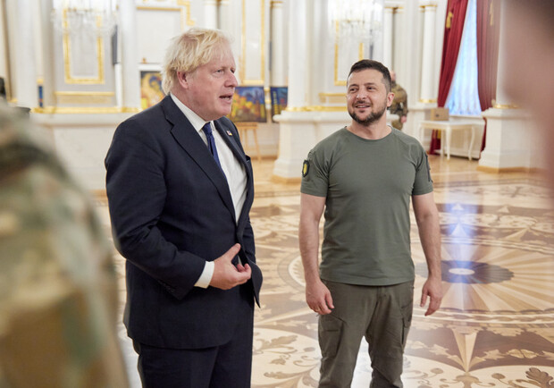Борис Джонсон приехал в Киев и получил именную табличку на Аллее смелости. 