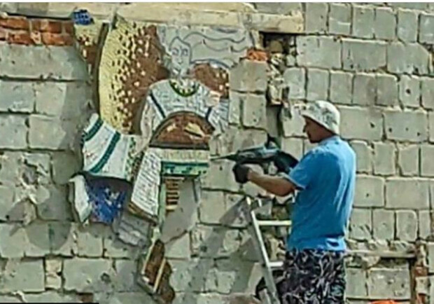 В Макарове неизвестные уничтожают мозаику, пережившую обстрелы кафиров. 