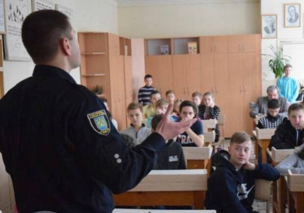 В школах Киева будут работать полицейские патрули: что они будут делать? 