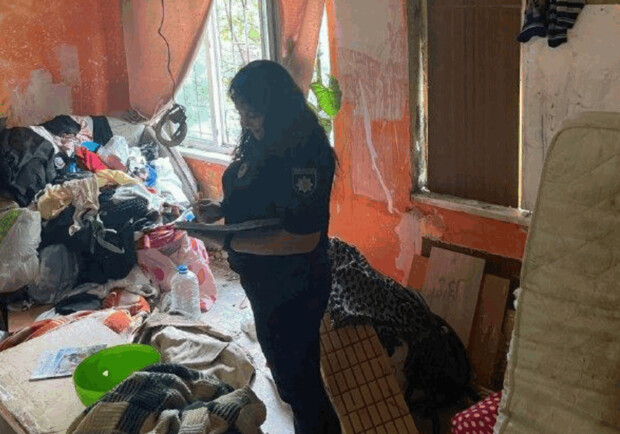 Поліцейські знайшли у Києві квартиру з купами сміття та тарганами, та вилучили звідти дітей – фото. 