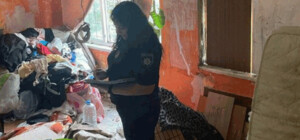 Поліцейські знайшли у Києві квартиру з купами сміття та тарганами, та вилучили звідти дітей - фото