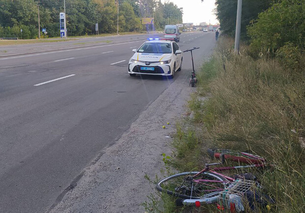 У Києві на Великій Окружній електросамокатник протаранив велосипедиста. 