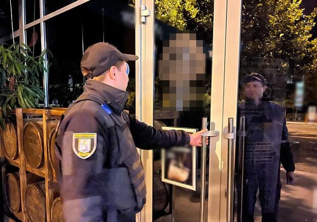 В Киеве полиция проверяет время работы ресторанов и клубов. 