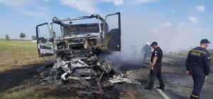 На трассе Одесса-Рени после аварии загорелся грузовик: погибли мужчина и его двухлетний сын