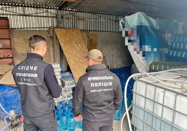У Київській області викрили підпільне виробництво алкогольного фальсифікату. 