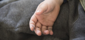 Семьи с детьми, которые пострадали из-за войны или болеют и им нужен уход, могут получить денежную помощь