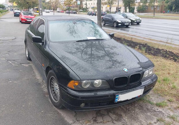 У Києві залишають попередження водіям, які паркують авто на газоні. 