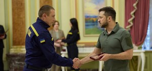 Зеленский наградил запорожскую пиротехнику орденом 