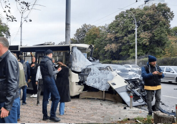 На Повітрофлотському проспекті в Києві сталося масштабне ДТП: є постраждалі. 
