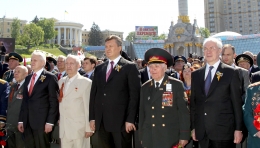 Янукович посмотрел праздничный концерт вместе с ветеранами на Майдане. Фото с сайта president.gov.ua