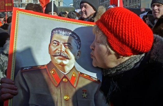 По Киеву прошли коммунисты с красным знаменем и портретом Сталина. Фото с сайта etoday.ru