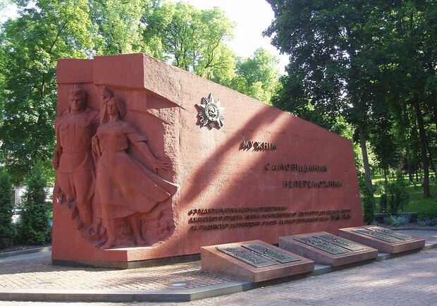 Зі стели героїв КПІ прибирають радянську символіку. 