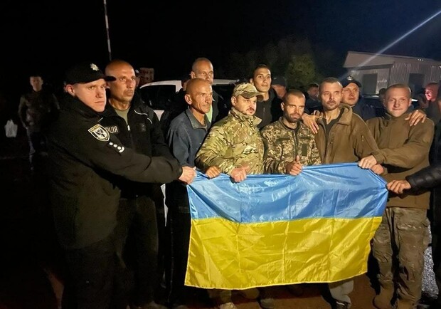 Из плена РФ освободили 215 защитников Украины. 