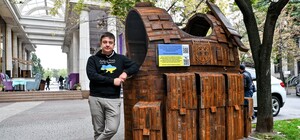 В центре Запорожья установили символ сопротивления – 2,5-тонный бронежилет