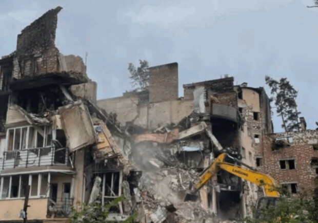 В Ірпені розпочали демонтаж зруйнованих окупантами багатоповерхівок – фото та відео. 