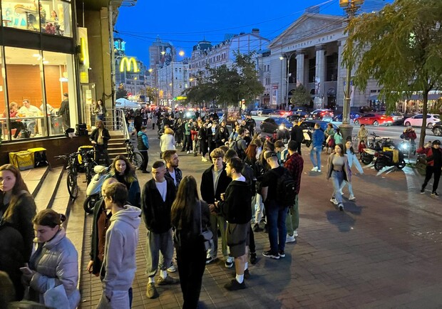 Киевляне продают очередь в McDonald's за 2500 гривен 