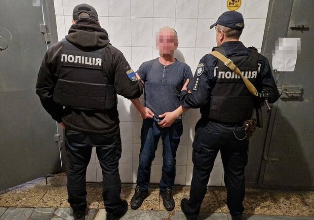 Киевлянин в лифте изнасиловал 22-летнюю девушку, угрожая ей ножом. 