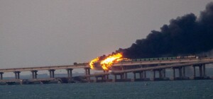 В Керчи горит Крымский мост – движение остановлено