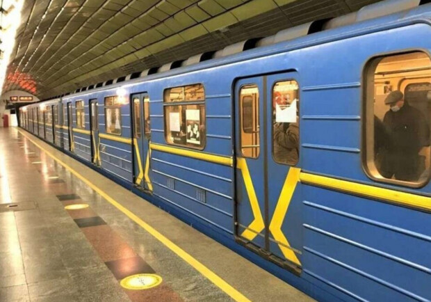 У Києві призупинено рух поїздів червоною лінією метро 