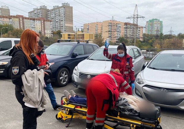 Правоохранители помогли 81-летней киевлянке, которая три дня беспомощно лежала в своей квартире. 