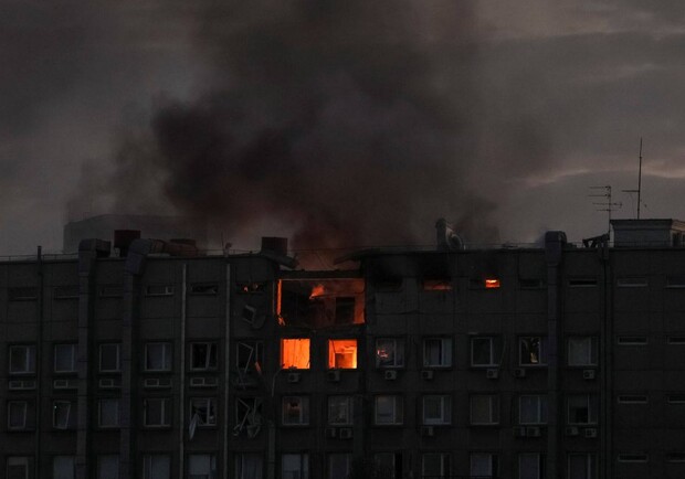 Зеленский показал последствия удара дронов-камикадзе по дому в Киеве 