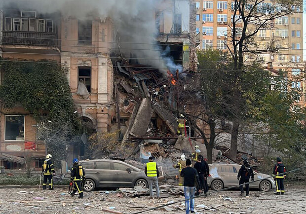 В Киеве после атаки дронов под завалами дома погибла женщина 