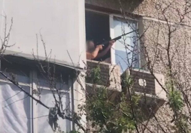 Фото, де чоловік з гвинтівкою у Києві нібито збиває дрони зі свого балкона – фейк. 