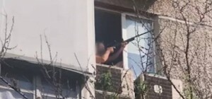 Фото, де чоловік з гвинтівкою у Києві нібито збиває дрони зі свого балкона – фейк