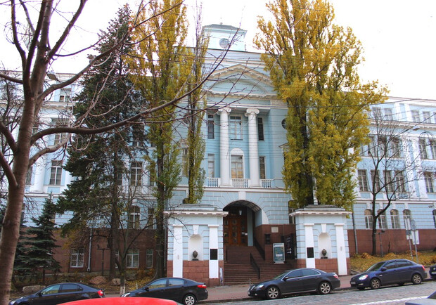 В Киеве просят спасти Национальный научно-природоведческий музей после обстрелов. 