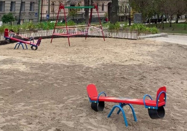 У центрі Києва відновили дитячий майданчик, до якого потрапила російська ракета – фото та відео. 