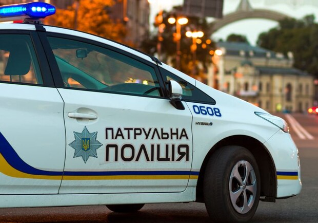 В Киеве полиция активно останавливает и штрафует нарушителей ПДД. 
