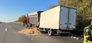 На трассе Киев-Одесса грузовик врезался в другую фуру: погибли двое людей