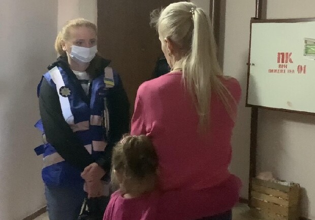 В Киеве из неблагополучной семьи изъяли 5-летнюю девочку и собак. 