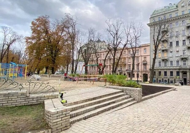 У центрі Києва хочуть модернізувати дитячий майданчик, куди влучила ракета. 