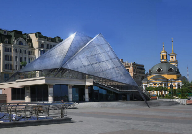 На Поштовій площі хочуть збудувати торговий центр та музей зі скляними стінами. 