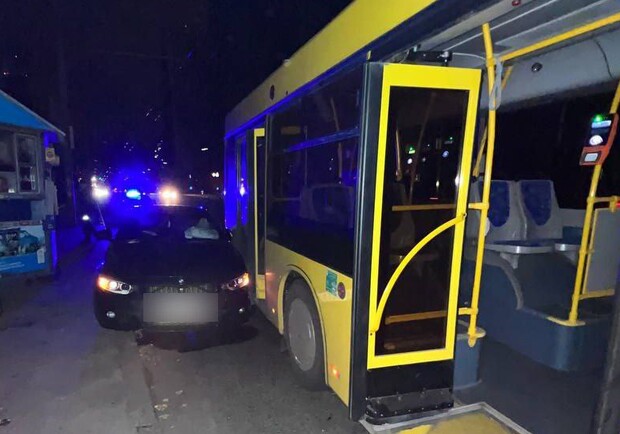 У Києві п’яна водійка BMW протаранила автобус. 