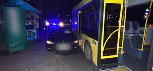 В Киеве пьяная водитель BMW протаранила автобус