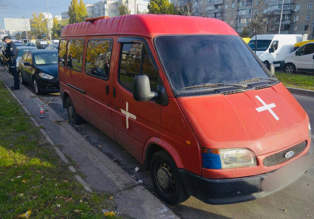 В Киеве мужчина порезал колеса на военном авто из-за белого креста на нем. 