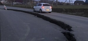 На відремонтованій дорозі на Львівщині утворилося провалля